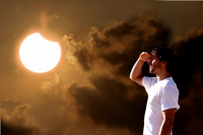 Guy-looking-Eclipse-with-naked-eye1